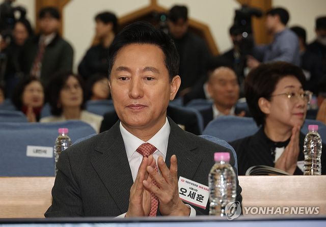박수 치는 오세훈 서울시장