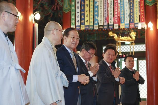 충북 단양 구인사를 방문한 국민의힘 권영세 비대위원장(왼쪽 세번째)