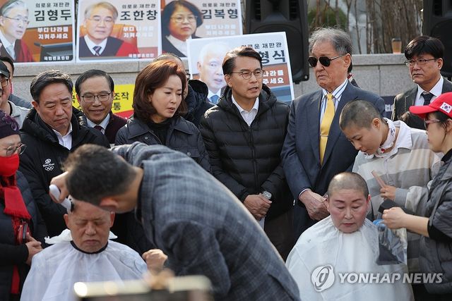 삭발 지켜보는 윤상현-김민전 의원