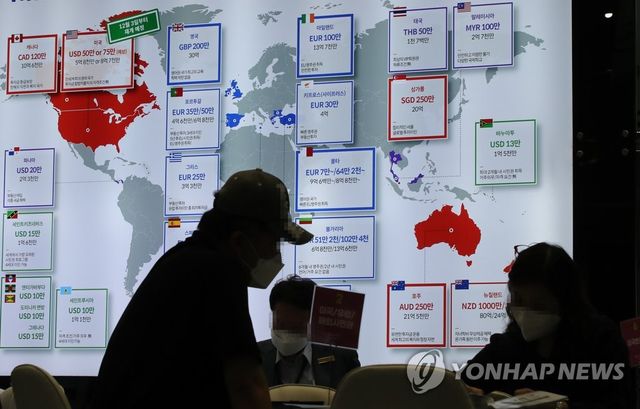 투자 이민 상담하는 방문객들