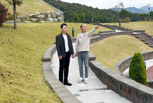 캠핑장을 둘러보는 오언석 도봉구청장