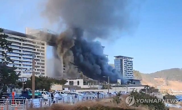 검은 연기 치솟는 호텔 신축공사장