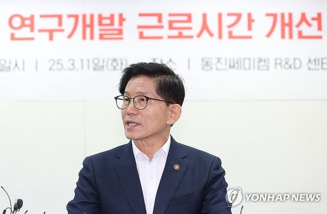 인사말하는 김문수 장관