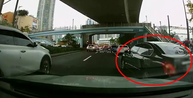 진로 변경 차량(붉은원)과 고의 추돌