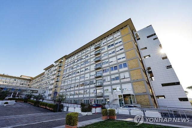 교황이 입원한 로마 제멜리 병원