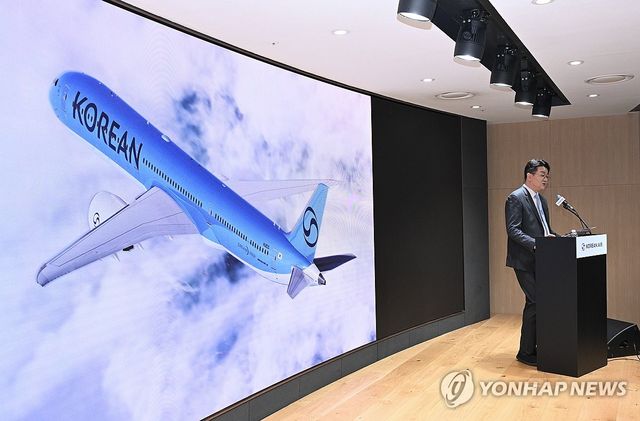 취재진 질문에 답하는 조원태 한진그룹 회장