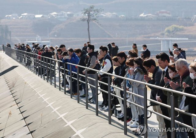 동일본 대지진 희생자 추모하는 사람들