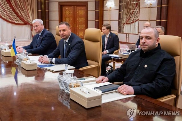 회담 테이블 앉은 우크라이나 대표단