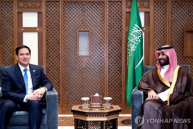 10일(현지시간) 사우디 제야에서 무함마드 빈살만 왕세자와 회동한 마코 루비오 미국 국무부 장관 