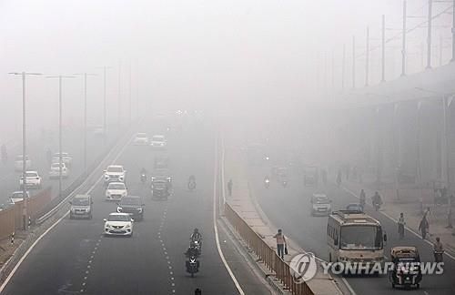 짙은 안개 낀 인도 뉴델리