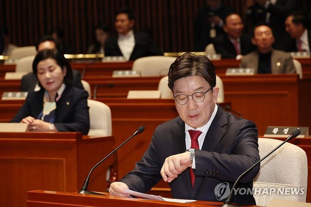 시계보는 권성동 원내대표