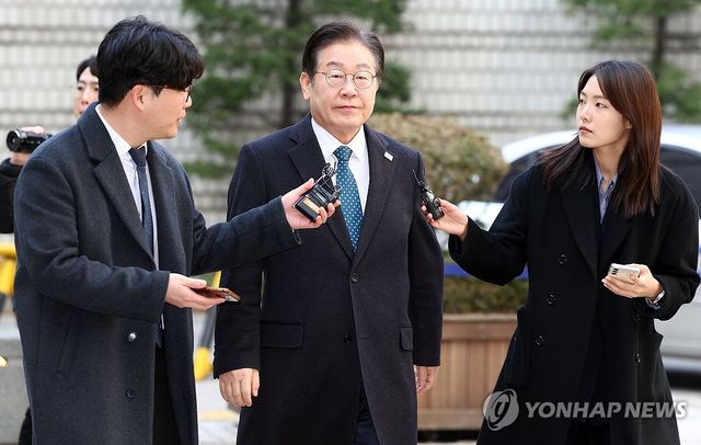 이재명 대표, '대장동 배임·성남FC 뇌물 혐의' 공판 출석
