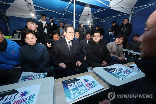 단식 농성장 찾은 이재명 대표