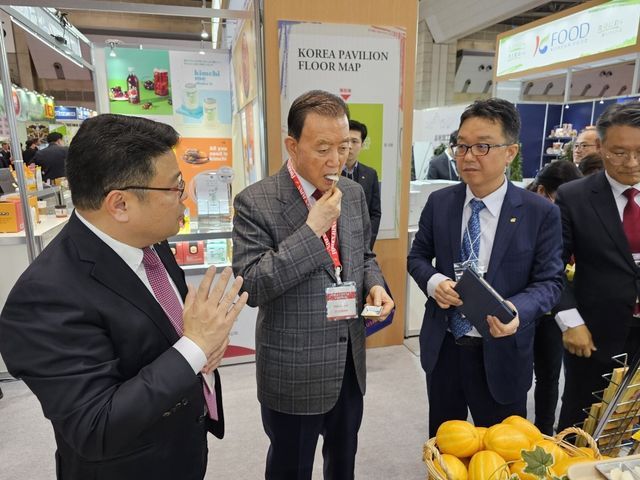 도쿄국제식품박람회 한국관 둘러보는 홍문표 aT 사장 