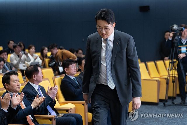 단상 향하는 조원태 한진그룹 회장