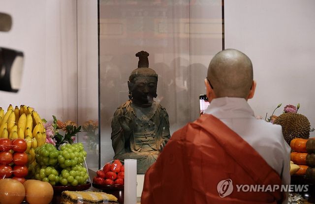 고려 금동관세음보살좌상 사진으로 담는 스님