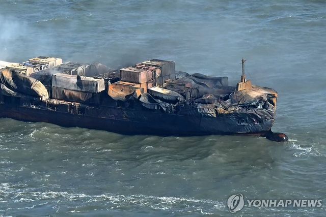 11일(현지시간) 불에 탄 컨테이너선 솔롱호 