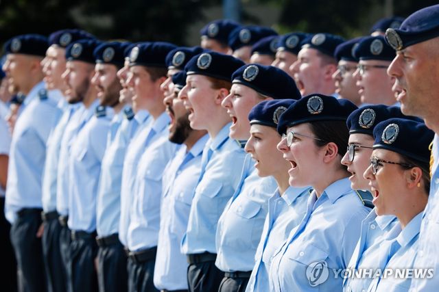 선서식을 마치고 함성을 내뱉는 독일군 신병들