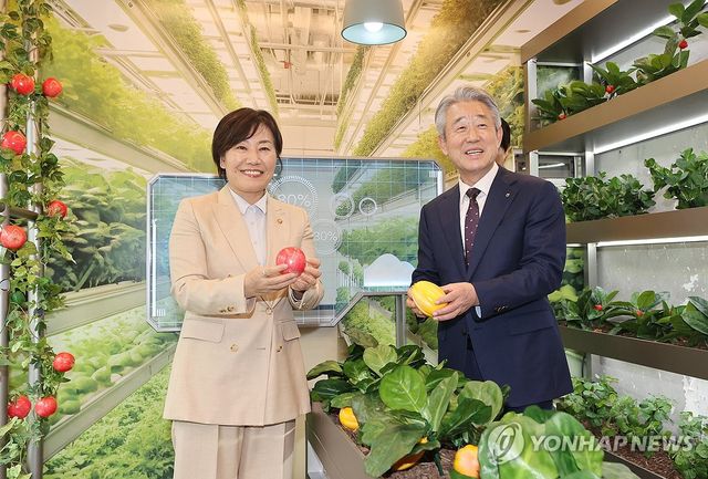 송미령 농식품부 장관과 강호동 농협중앙회장