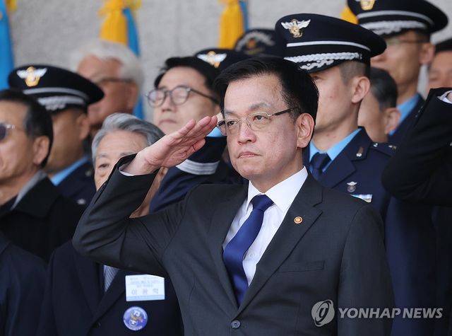 거수 경례하는 최상목 권한대행