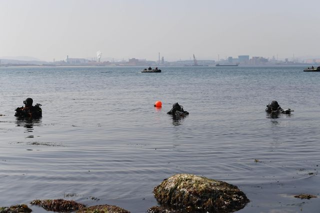 훈련하는 해병대 수색대원