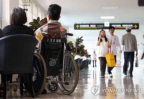 휠체어에 앉아있는 환자