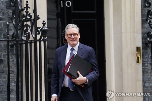 12일 다우닝가 10번지 나서는 스타머 총리