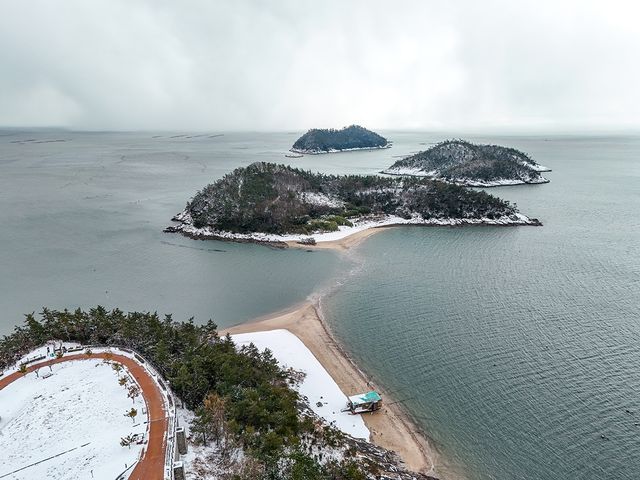 썰물 때는 솔비치 진도의 공원에서 소삼도까지 물길이 열려 걸어갈 수 있다. [사진/백승렬 기자]