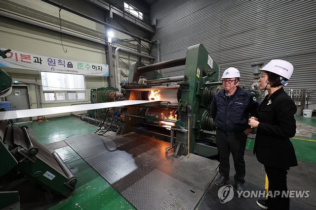 알루미늄 공장 둘러보는 오영주 장관