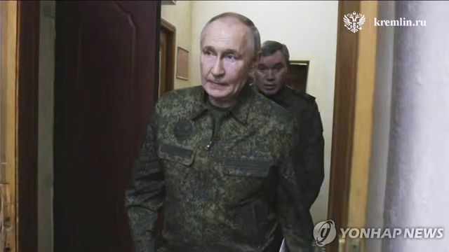 12일(현지시간) 군복입고 쿠르스크 사령부 방문한 푸틴 대통령