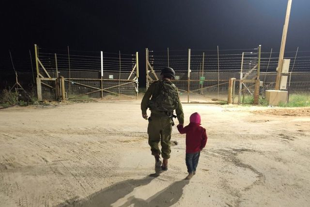 이스라엘군 보안 구역에 접근한 팔레스타인 어린이