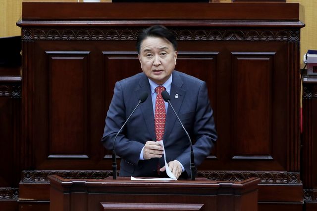 충북도의회 본회의장에서 추경 예산안 설명하는 김영환 충북지사