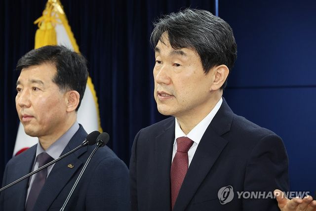 의대교육 정상화 브리핑 하는 이주호 부총리
