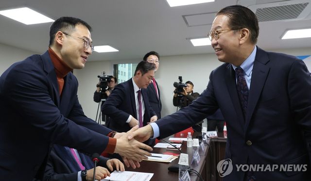 김상욱 의원과 악수하는 권영세 비대위원장