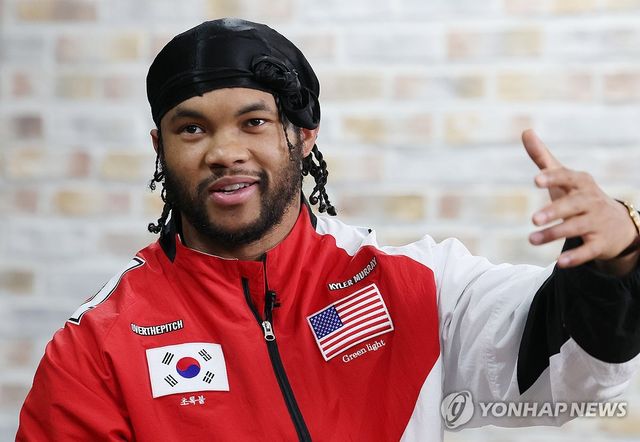 인터뷰하는 NFL 스타 쿼터백 머리