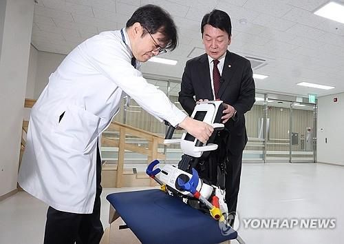 로봇 재활치료기 살펴보는 안철수 의원