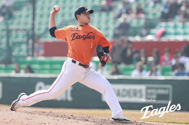 11일 SSG와 경기에서 역투하는 한화 문동주