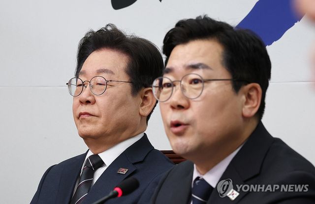 박찬대 원내대표 발언 듣는 이재명 대표
