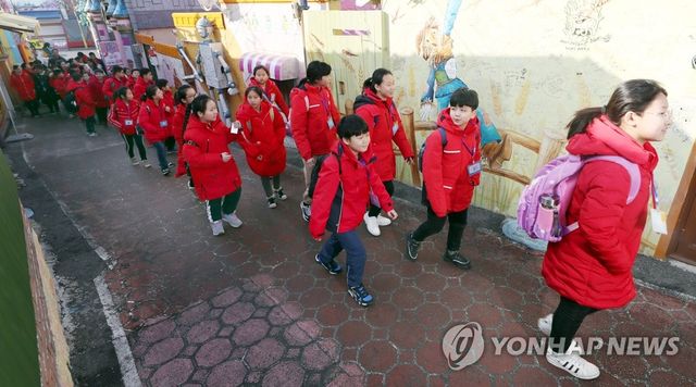 인천 동화마을 방문한 중국 학생들