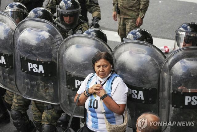 아르헨티나 축구 국가대표팀 유니폼 입은 시위대