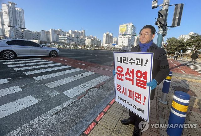 1인 시위하는 김영록 전남지사