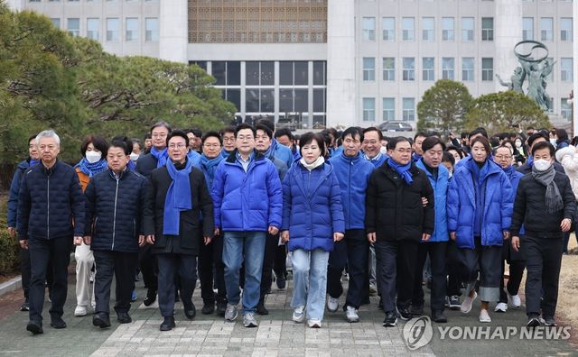 윤석열 대통령 파면 촉구 도보행진 출발