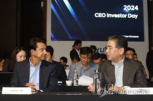 호세 무뇨스 사장(왼쪽)과 장재훈 부회장(오른쪽)