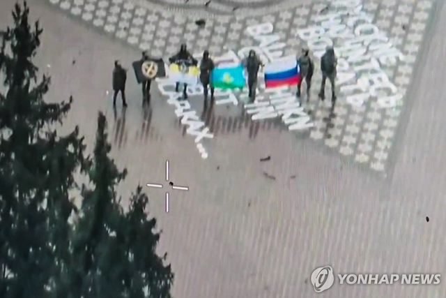 쿠르스크 수자 행정건물 앞 광장에서 러시아 국기 든 러시아군