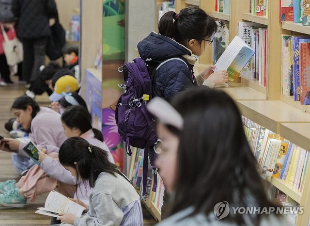 서점 찾은 어린이들 독서 삼매경