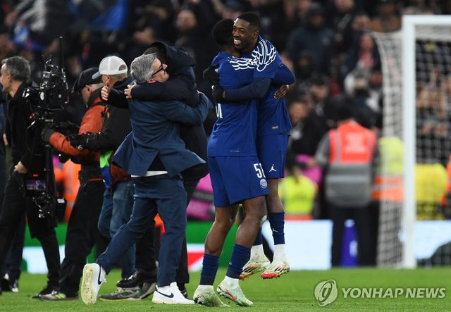 승부차기 승리에 기뻐하는 PSG
