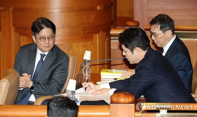 탄핵심판 2차 변론기일, 대화하는 검사3인