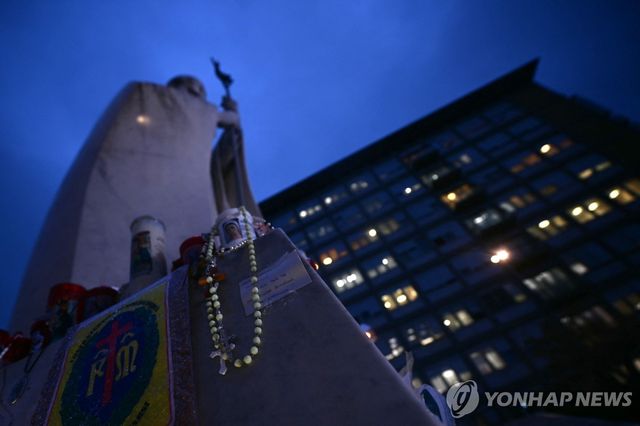 교황이 입원한 로마 제멜리 병원 입구에 있는 요한 바오로 2세 동상