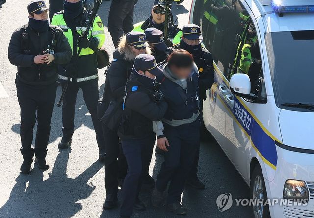 연행되는 민주노총 조합원