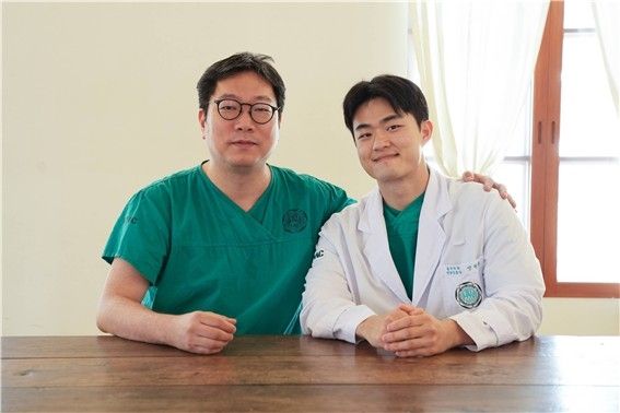 이대서울병원 중환자외과 김태윤 교수(왼쪽)와 양원준 간호사